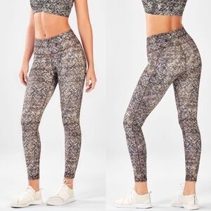 3/$25 🙌🏼 Fabletics Powerhold Printed Speckled Leggings Small